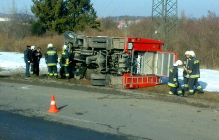 Borult a tűzoltóautó, majd mentő ütközött ugyanott!