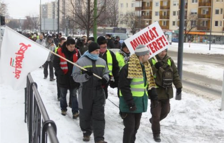 Éhségmenet indult az Országházhoz