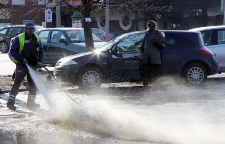 Csőtörés miatt „sóztak” a Búza téren