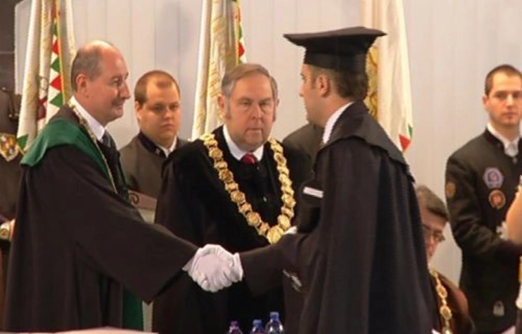 Átvették diplomájukat