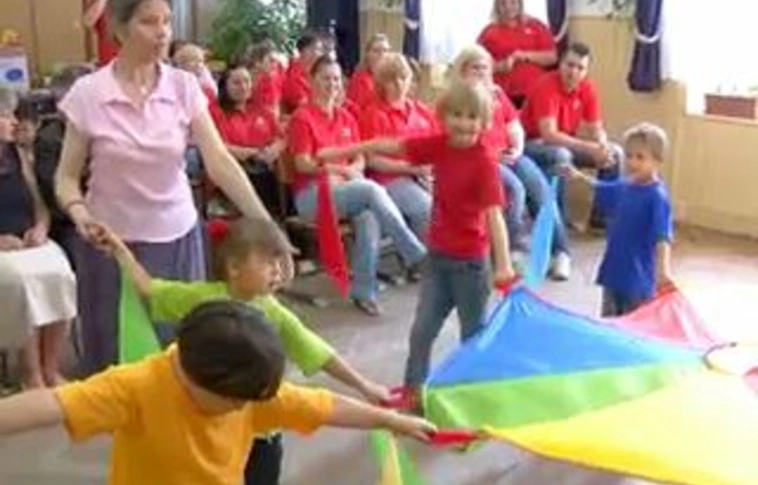 Nemzetközileg elismert énekes segít a miskolci iskolásoknak
