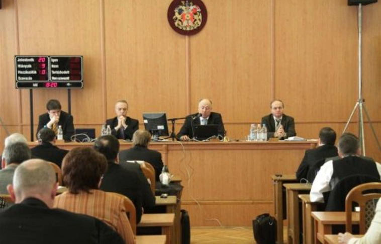 Megemlékezés, színházi ügyek, nemzetközi projektek a közgyűlésen