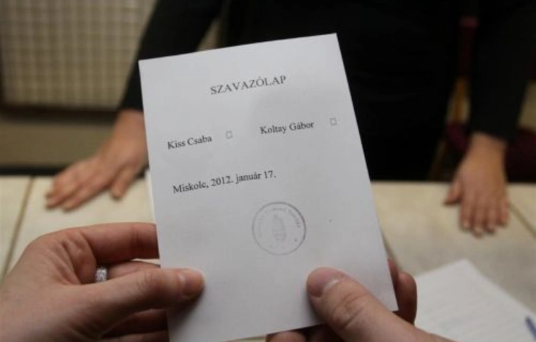 Mondd, te kit választanál?