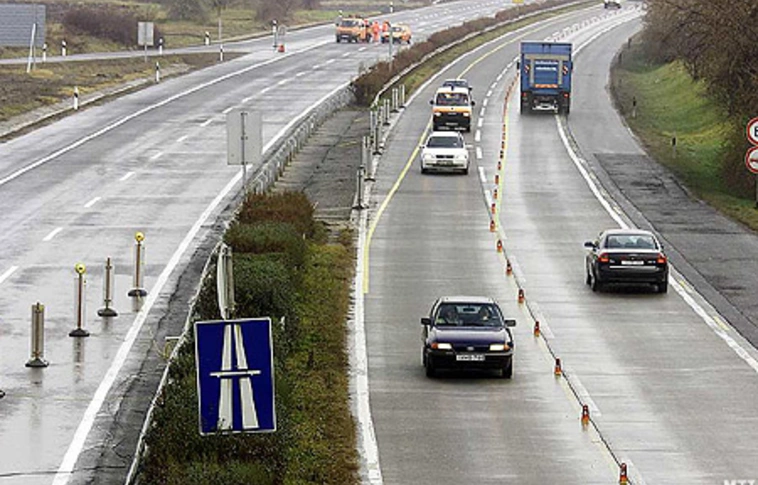 Emelkednek az útdíjak, megszűnik a személyautók négynapos matricája