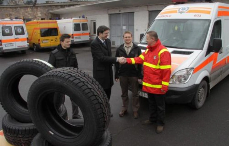 Minőségi téligumit kaptak a mentők