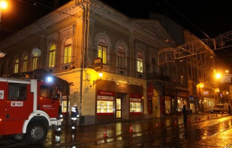 Tetőt bontott a szél a sétálón, holnap enyhébb idő várható