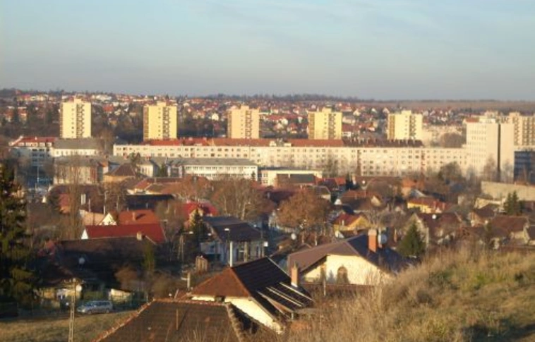 Fellélegzett a város
