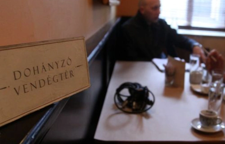 Drágábban és kevesebb helyen lehet majd dohányozni