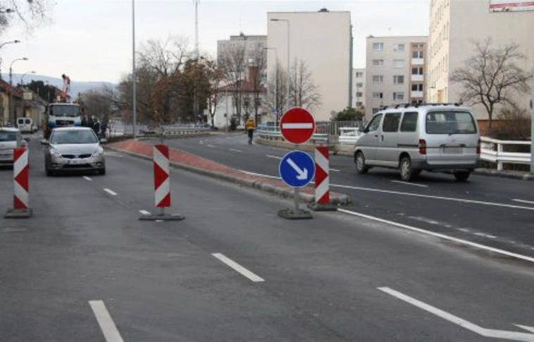 Megváltozott a forgalmi rend a Petőfi utcában