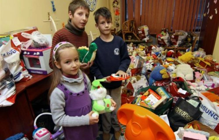 Iskolabusznyi adományt gyűjtöttek a hallgatók a gyermekeknek