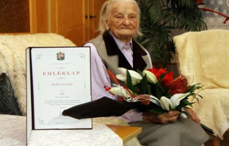 „A tevékeny élet a hosszú élet titka” – a 100 éves Erzsi nénit köszöntötték