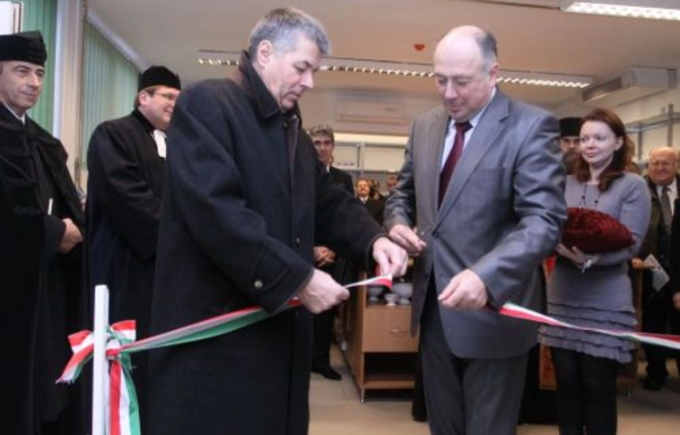 Világszínvonalú gyógyszerelési technológia a megyei kórházban