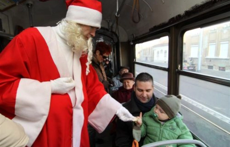 Miskolcon is villamosozik a Mikulás 
