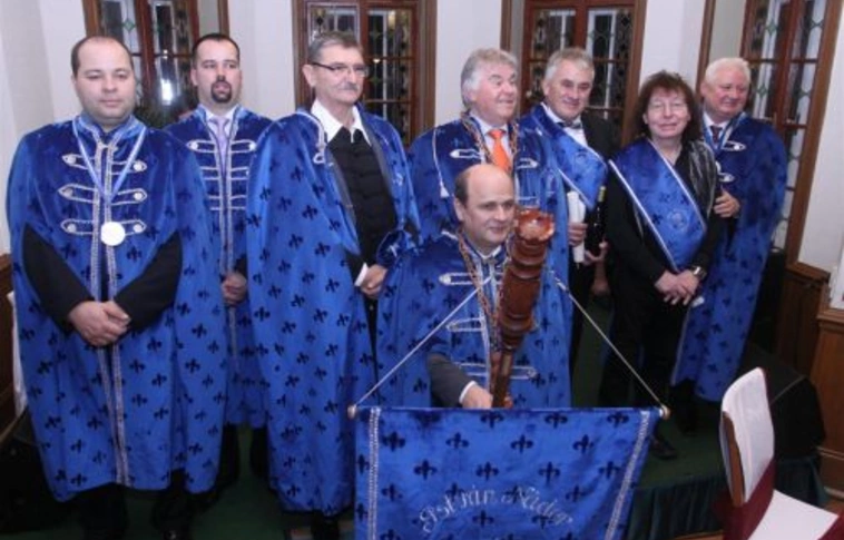 Jótékonyan báloztak a borlovagok
