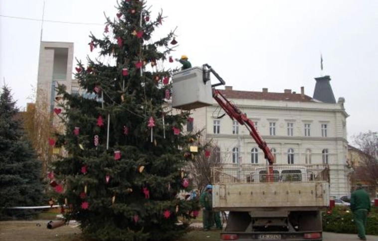 Feldíszítették a város karácsonyfáját