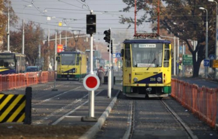 Zöld Nyíl: összeér a felsővezeték is