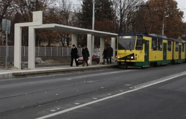 Zöld Nyíl: aszfaltoznak és hozzálátnak még egy megállóhoz