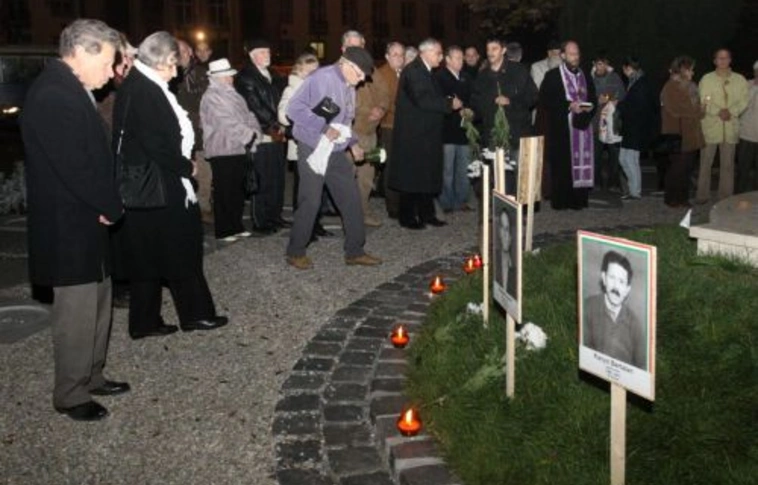 Mártírokra emlékeztek az országzászlónál