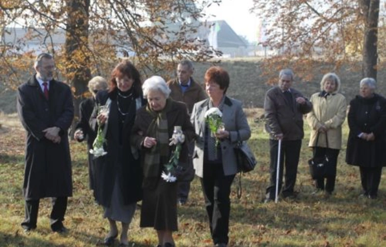Koszorúztak a koleratemetőben