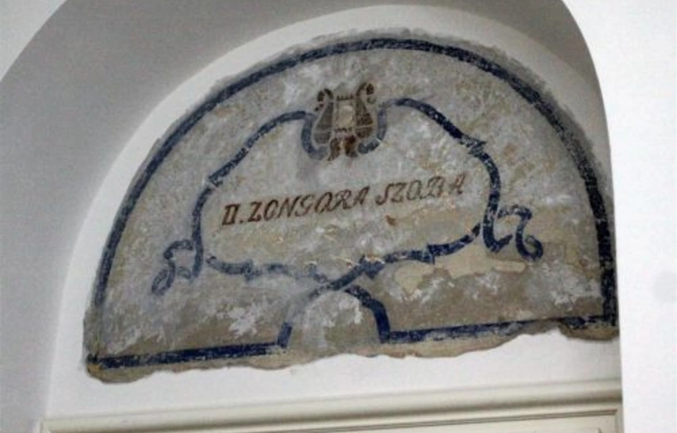 Feliratok a múlt századból a Zenepalota falán