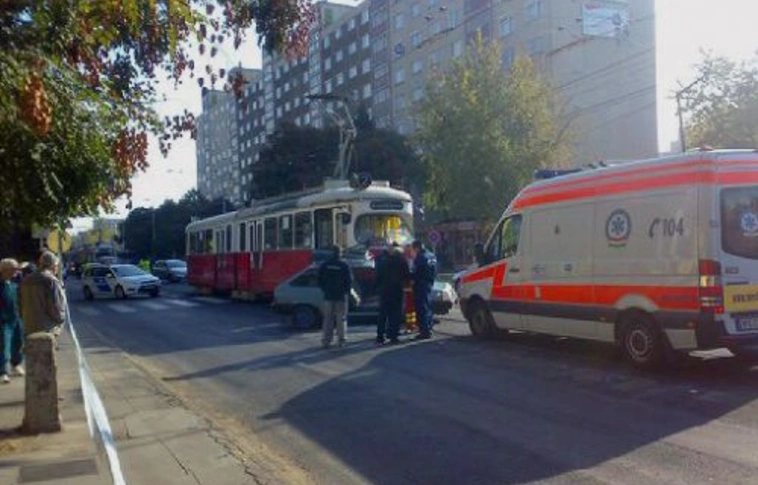 Tűzoltók vágták ki a sérültet a Győri kapuban