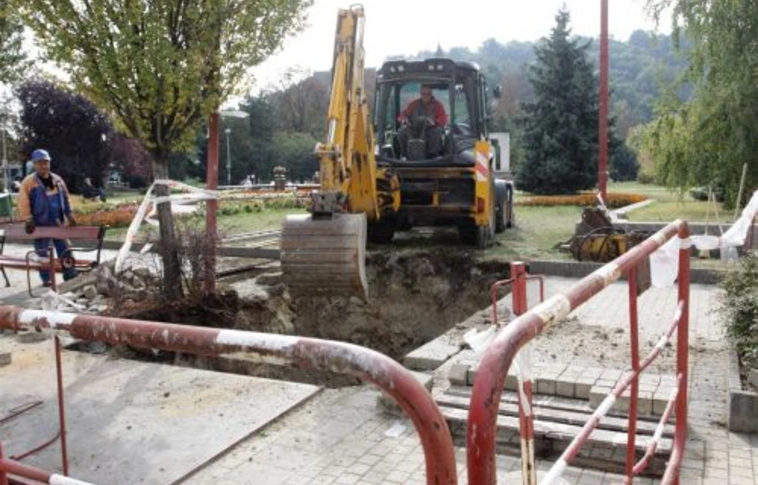 A városháza fűtéscsöveit fektetik a Szent István téren