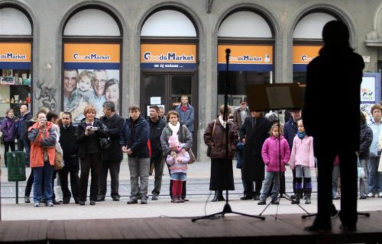 Forradalmi hangulat a színház mellett