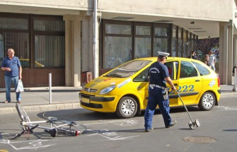 Taxiajtóban bukott a bringás
