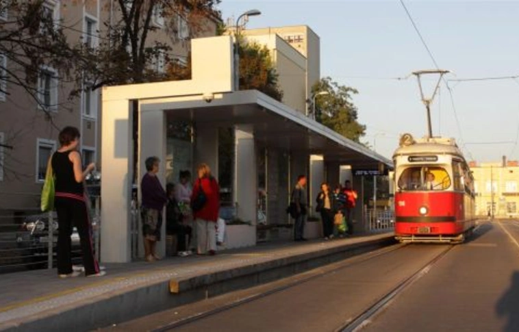 Zöld Nyíl: még idén tető alá hoznák a megállókat, az Újgyőri főtérig