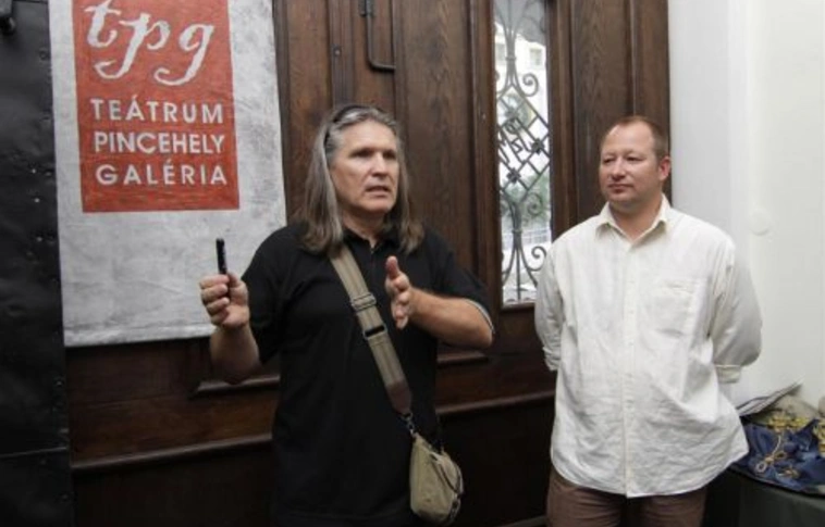 „Tudni egymásról és tudni egymásra figyelni” – megnyílt a Teátrum Pincehely Galéria