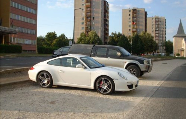 Bukott a Porsche a kapitányság előtt