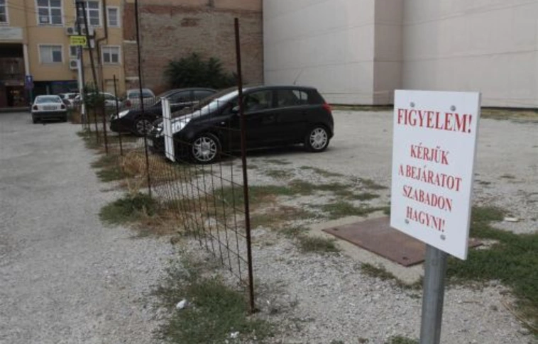 Bezáratták az illegális parkolót