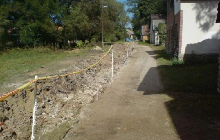 Felásta a pincékhez vezető utat