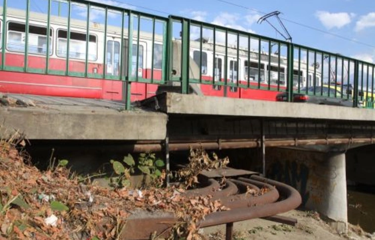 Boruló hídelemek a villamospálya alatt