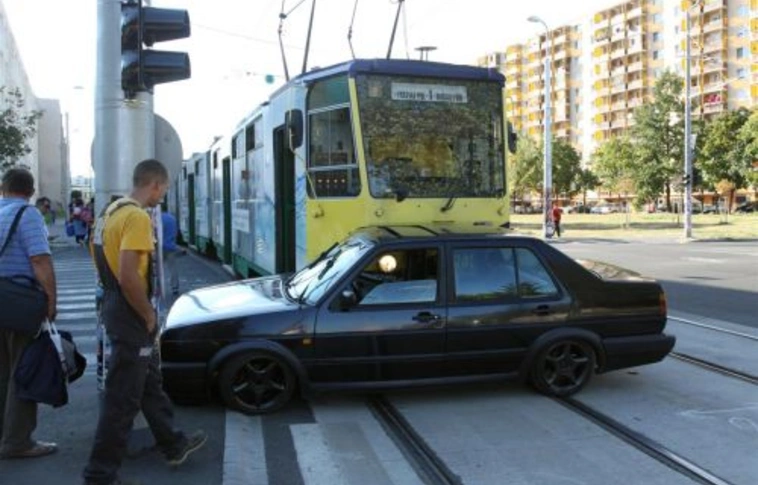Felnyársalta a villamos a Volkswagent (Fotók!)