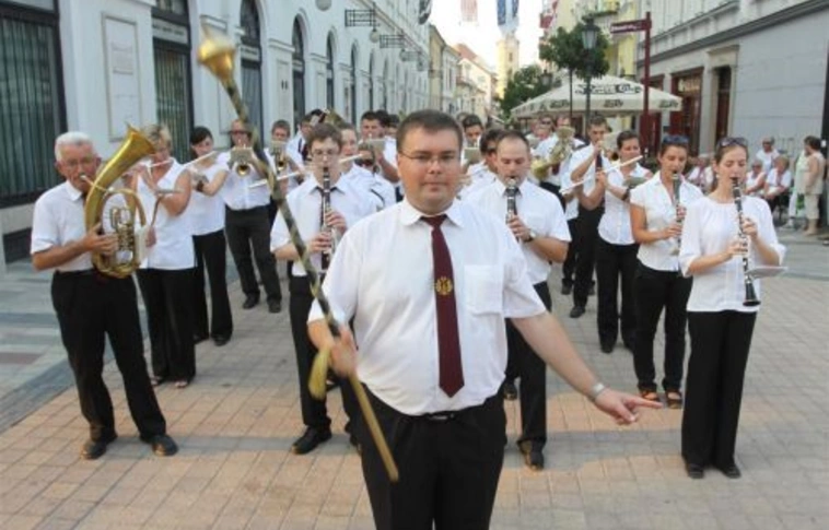 Térzenével jubilál a fúvószenekar