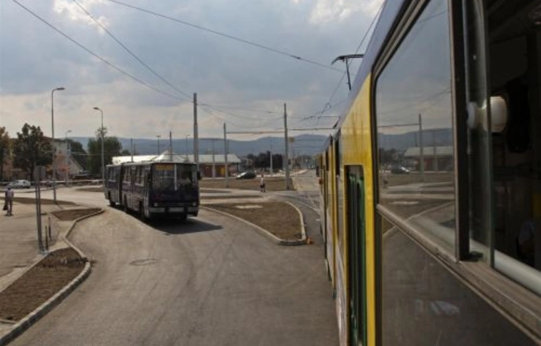 Vigyázz, kész…(újra)indul a villamos!