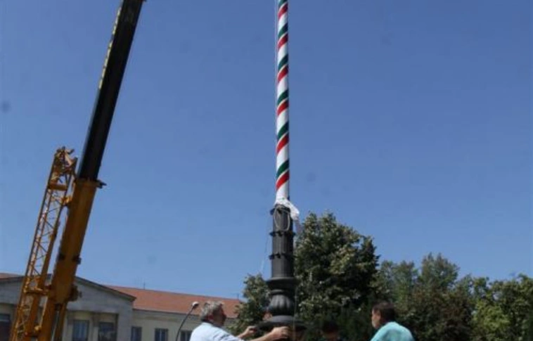 Beemelték a zászlórudat