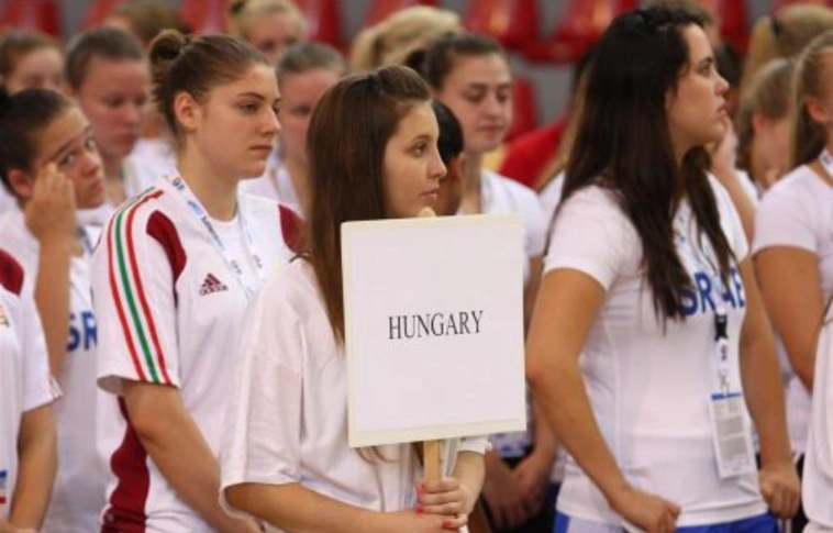 „Tele van a hátizsák”