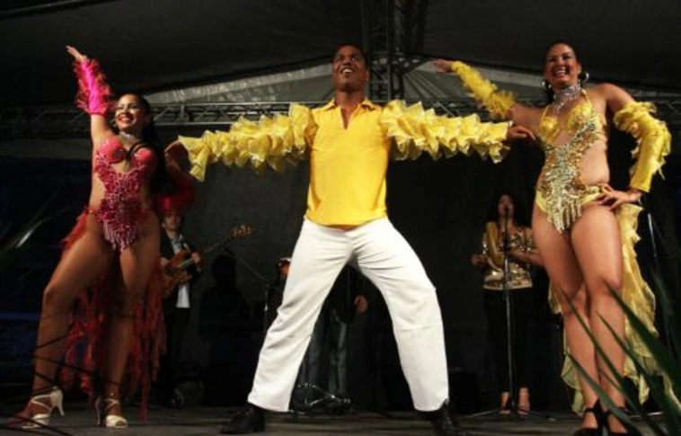 Forró salsa a hideg estén