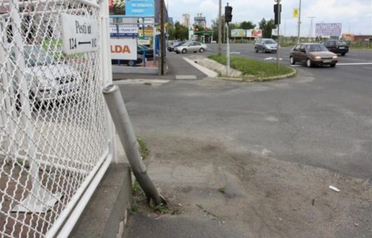 Derékba törte a jelzőlámpát