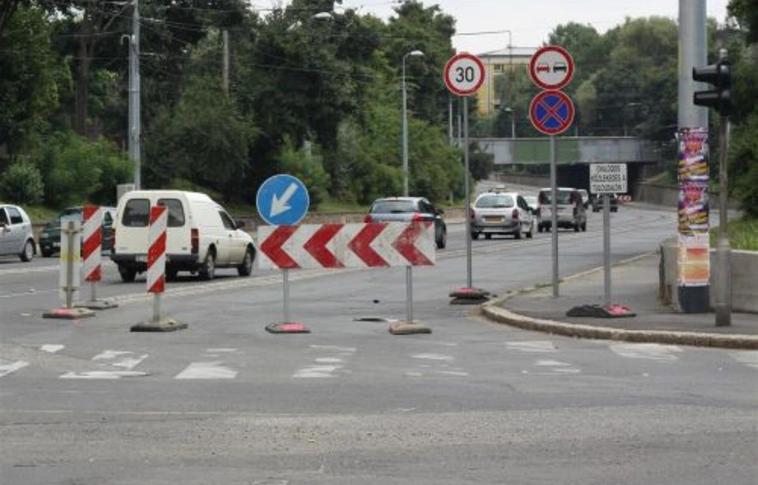 A villamos sínen halad a forgalom a Bajcsy-Zsilinszky utcán