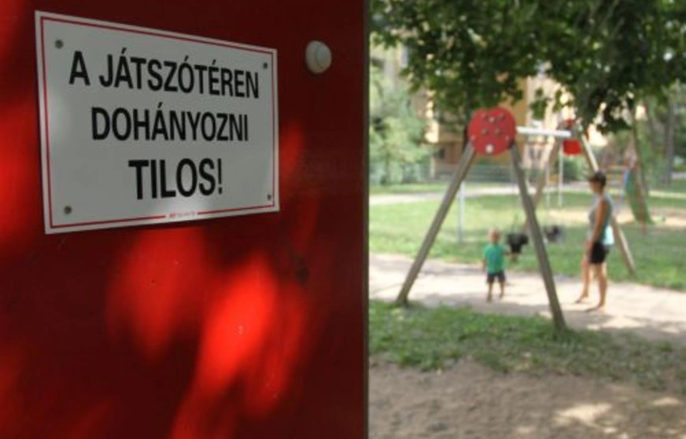 Nem csak tiltják, ellenőrzik is a játszótéri dohányzást