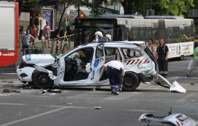 Villamosba rohant a rendőrautó - stabil a sérült rendőr állapota