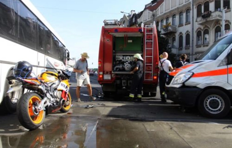 Szirénázó mentővel ütközött a motoros
