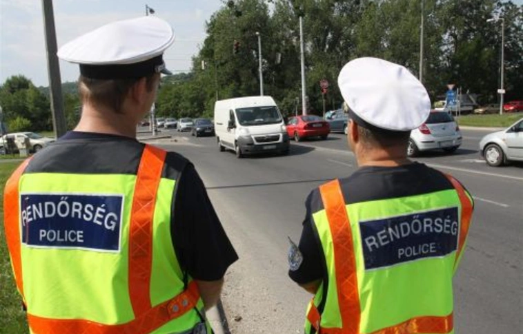 Figyelnek a gyalogosokra