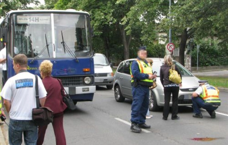 Szabálytalanul kelt át az úton, elütötték