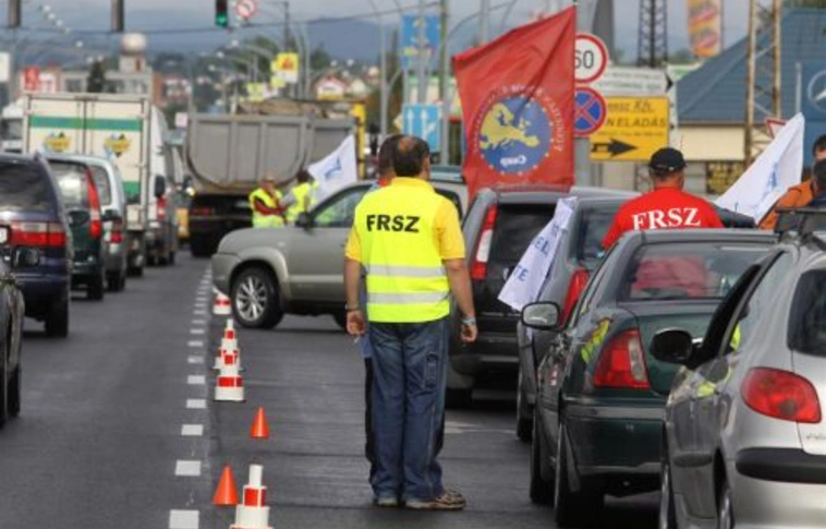 Forgalomlassító demonstráció Miskolcon reggelig