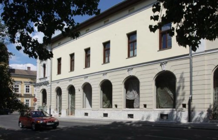 Kicserélik a nyílászárókat a „holdingépületen”