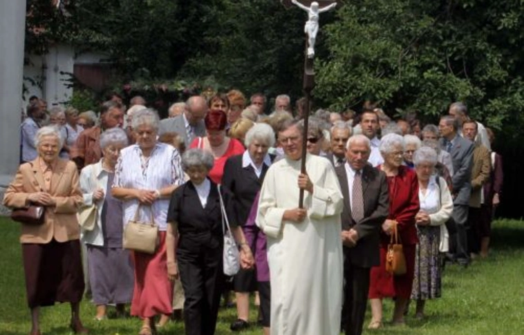 Úrnapi körmenet a Diósgyőri Római Katolikus templomnál